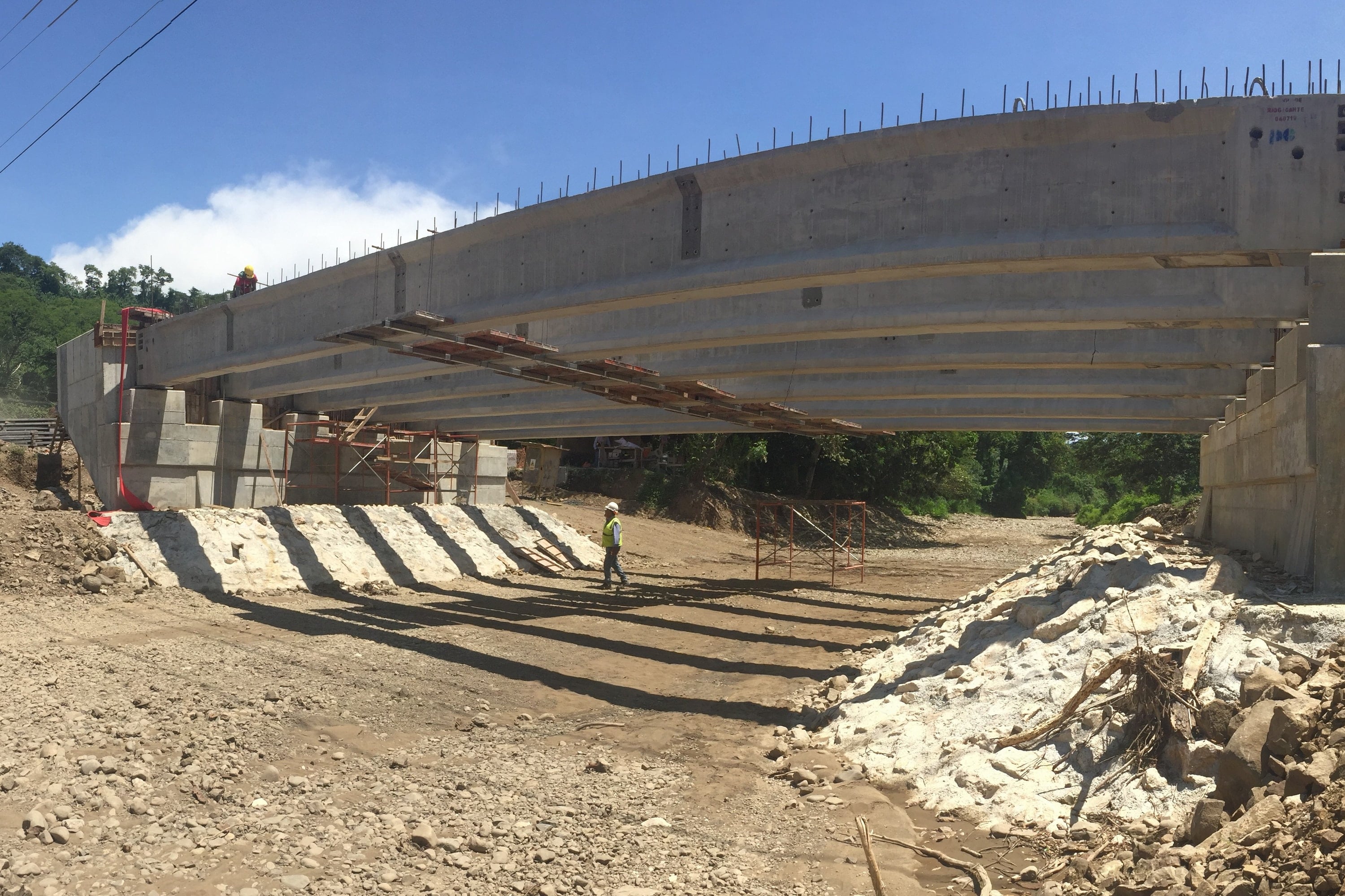 Puente de vigas de concreto en construcción, visto desde el cauce